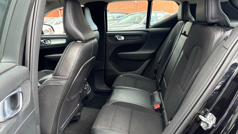 Volvo Xc40 2.0 T4 Momentum 5dr AWD Geartronic Petrol Estate